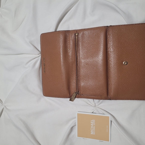 Michael Kors Pebbled Wallet (like brand new) - Picture 4 of 6